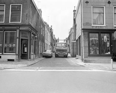 881013 Gezicht in de Korte Smeestraat te Utrecht, vanaf de Lange Nieuwstraat, met een vrachtauto die voorzichtig langs ...